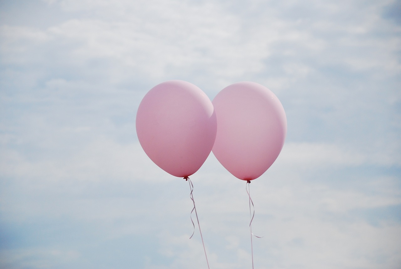 Dos globus roses volant pel cel