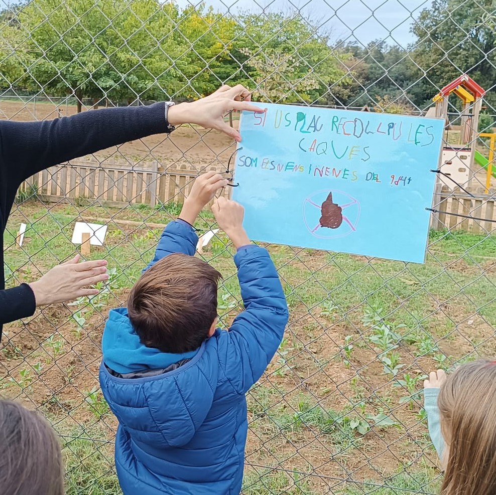 Els infants de 5 i 6 anys de l'Escola Nou de Quart pengen cartells contra les deposicions de gossos