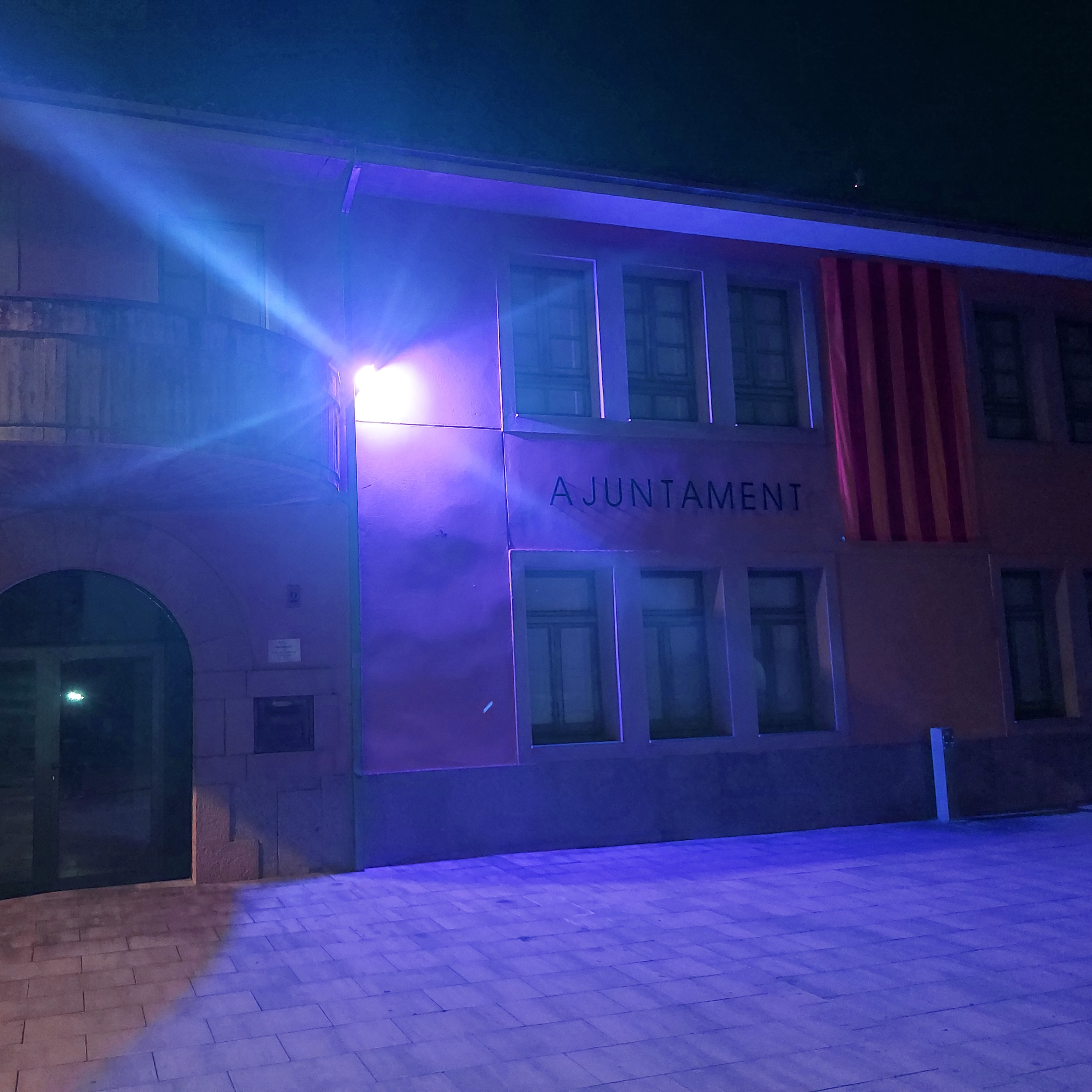 Aquest vespre, la façana de l'Ajuntament de Quart s'il·luminade blau per la fibromialgia